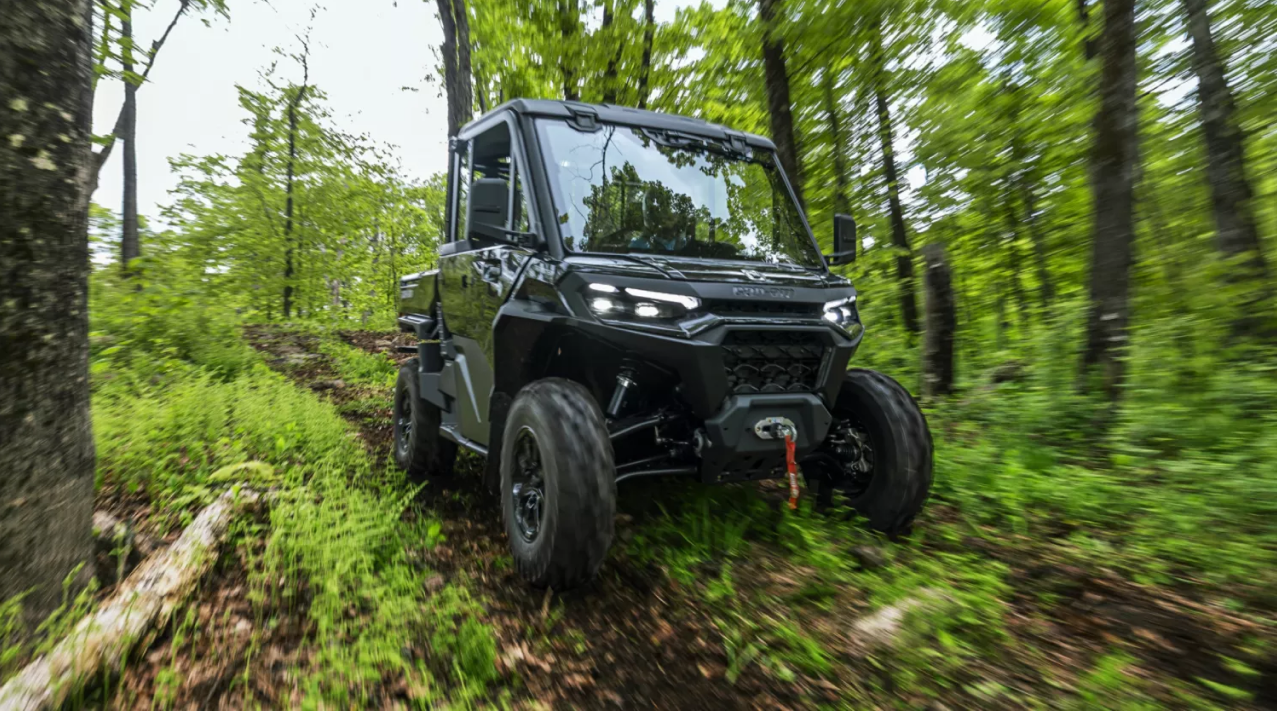Can-Am Traxter HD11 en conduite dynamique dans une forêt